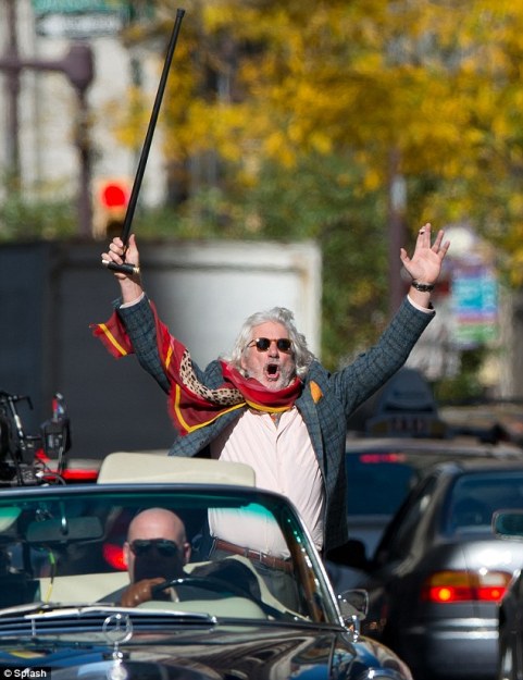 article-2470752-18E3614600000578-210_634x825